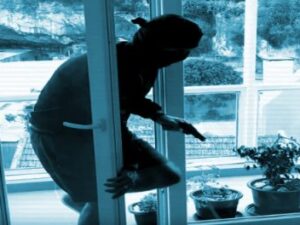 „Auge in Auge mit dem Einbrecher“ – „Was aber tun, wenn sich schon jemand innerhalb der Wohnung oder des Hauses befindet?“ Screenshot-www-youtube-com2dfhsd-620×264-1