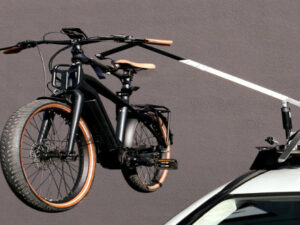 "Der E-Bike-Lifter wird am Querträger befestigt und besteht aus einem kleinen ablenkbaren Kran" Screenshot ebikelifter.eu