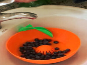 3-Druck: "Beim Eingießen von Wasser rollen die Trauben so in der Schüssel, wodurch sie besser gereinigt werden" Screenshot youtube.com