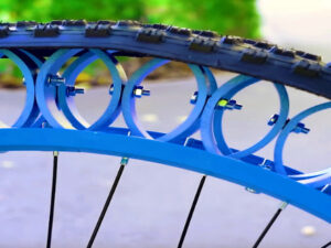 Insane Airless Tires: "Abschnitte des PVC-Rohrs wirken als Feder und ersetzen somit das Luftpolster im Reifen" Screenshot youtube.com